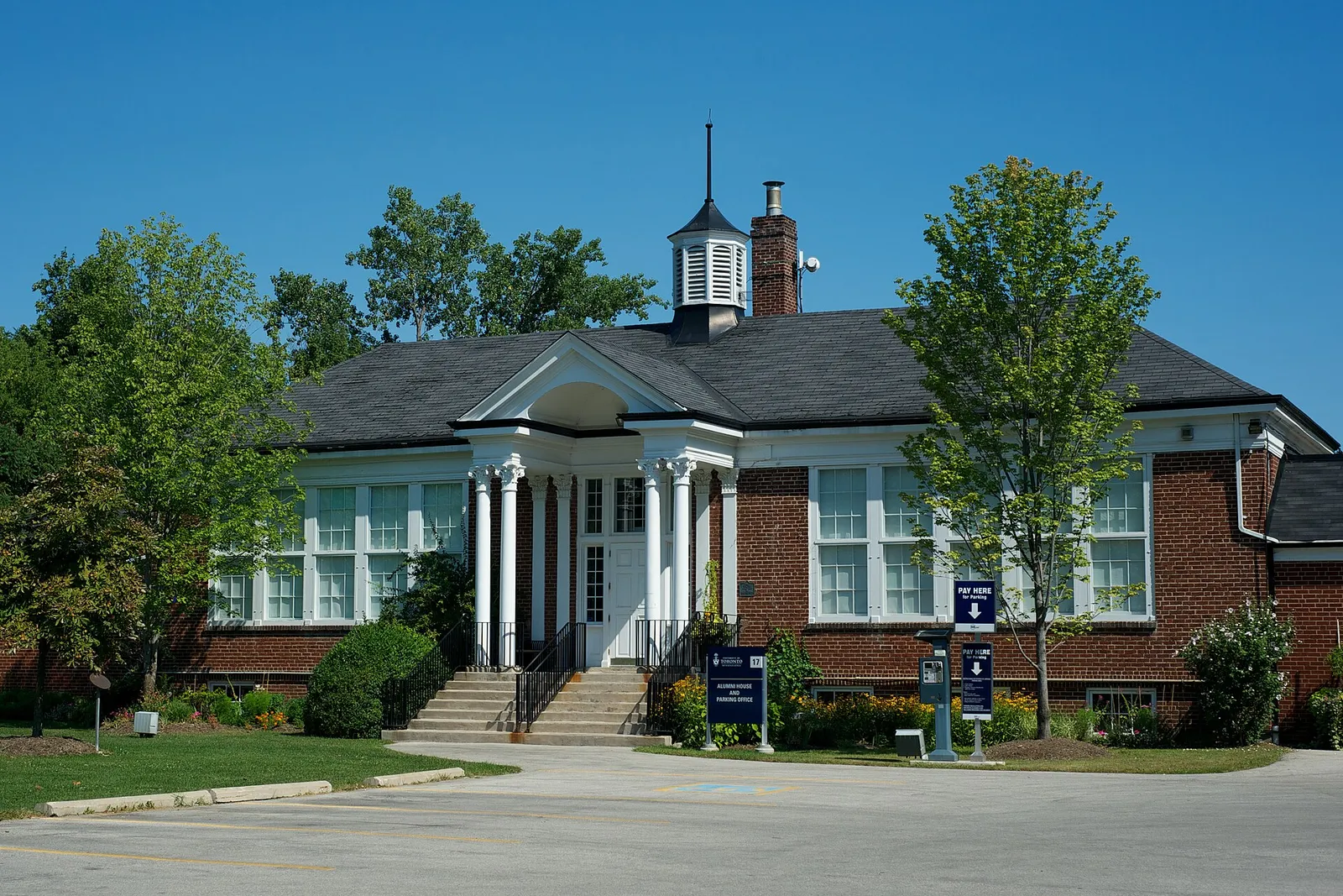 Erindale neighbourhood - homes and real estate in Mississauga, Ontario