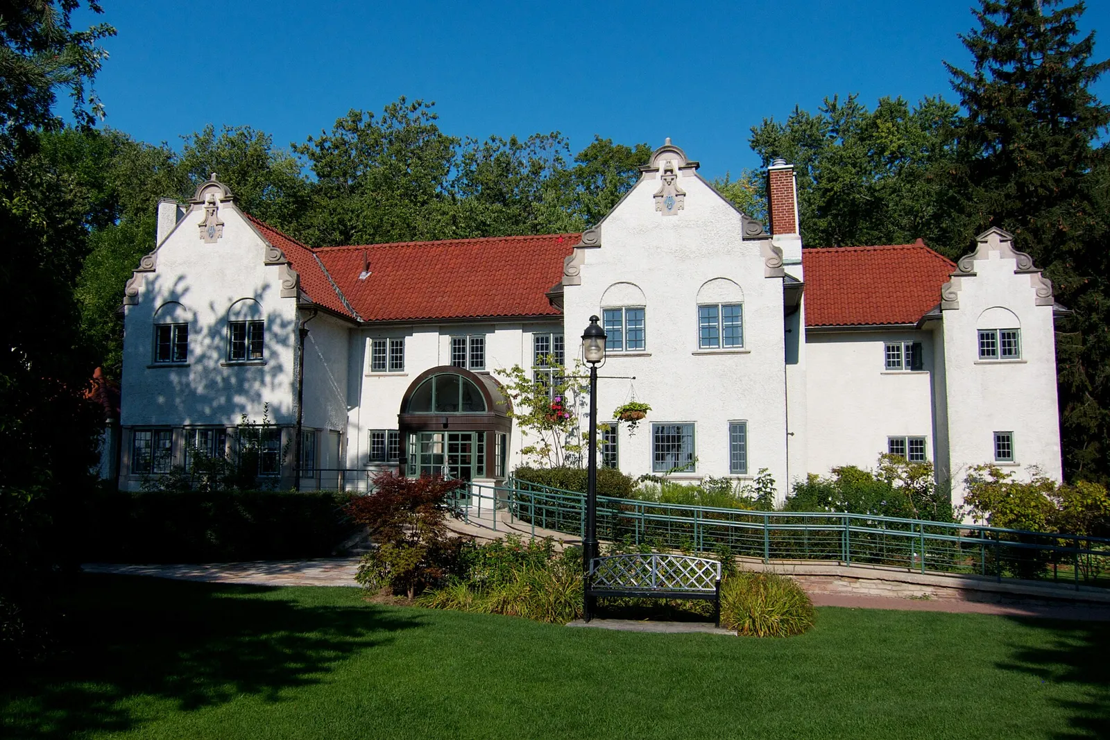 Lakeview neighbourhood - homes and real estate in Mississauga, Ontario